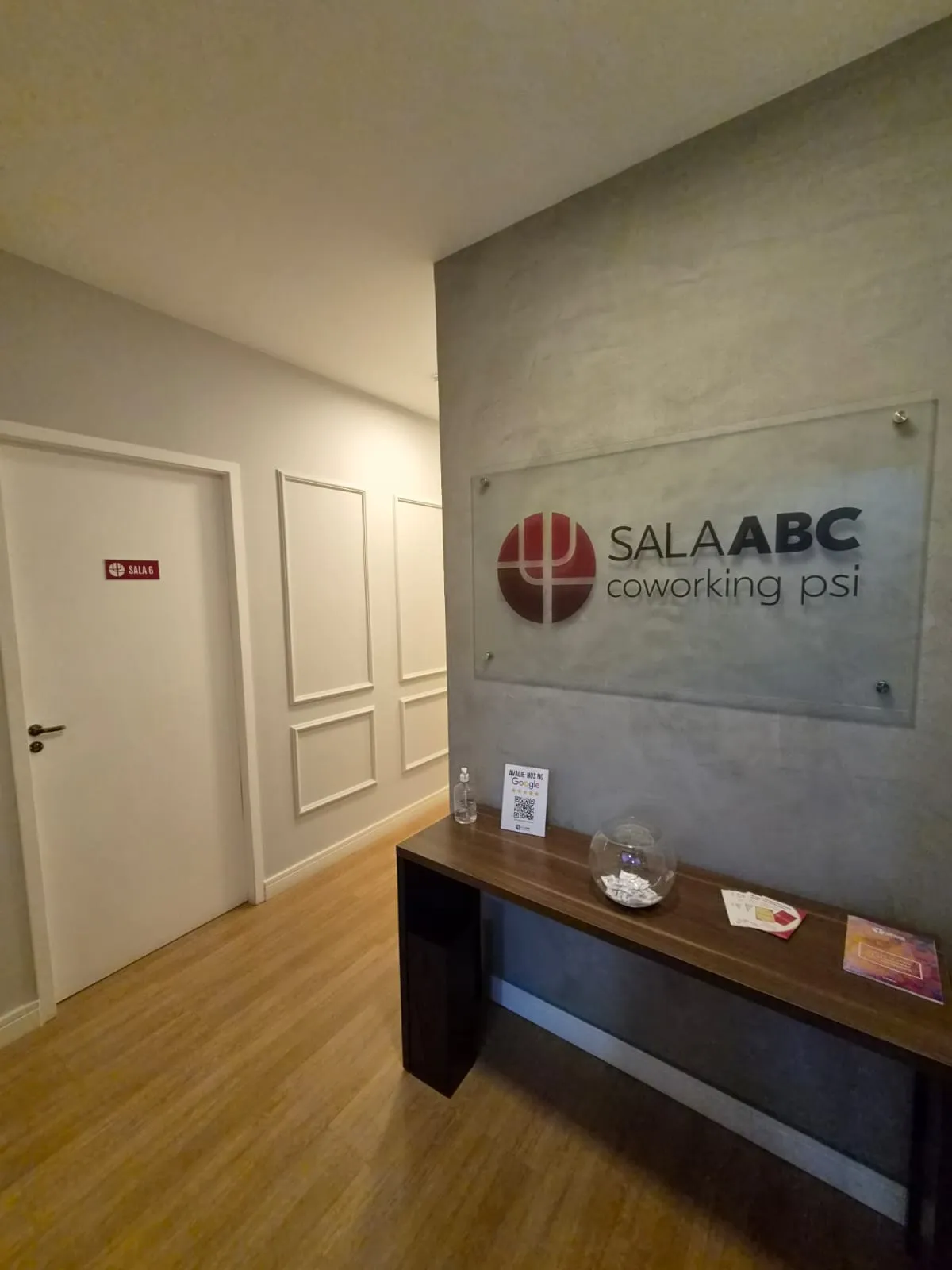 Recepção da Sala ABC com a marca do coworking psi