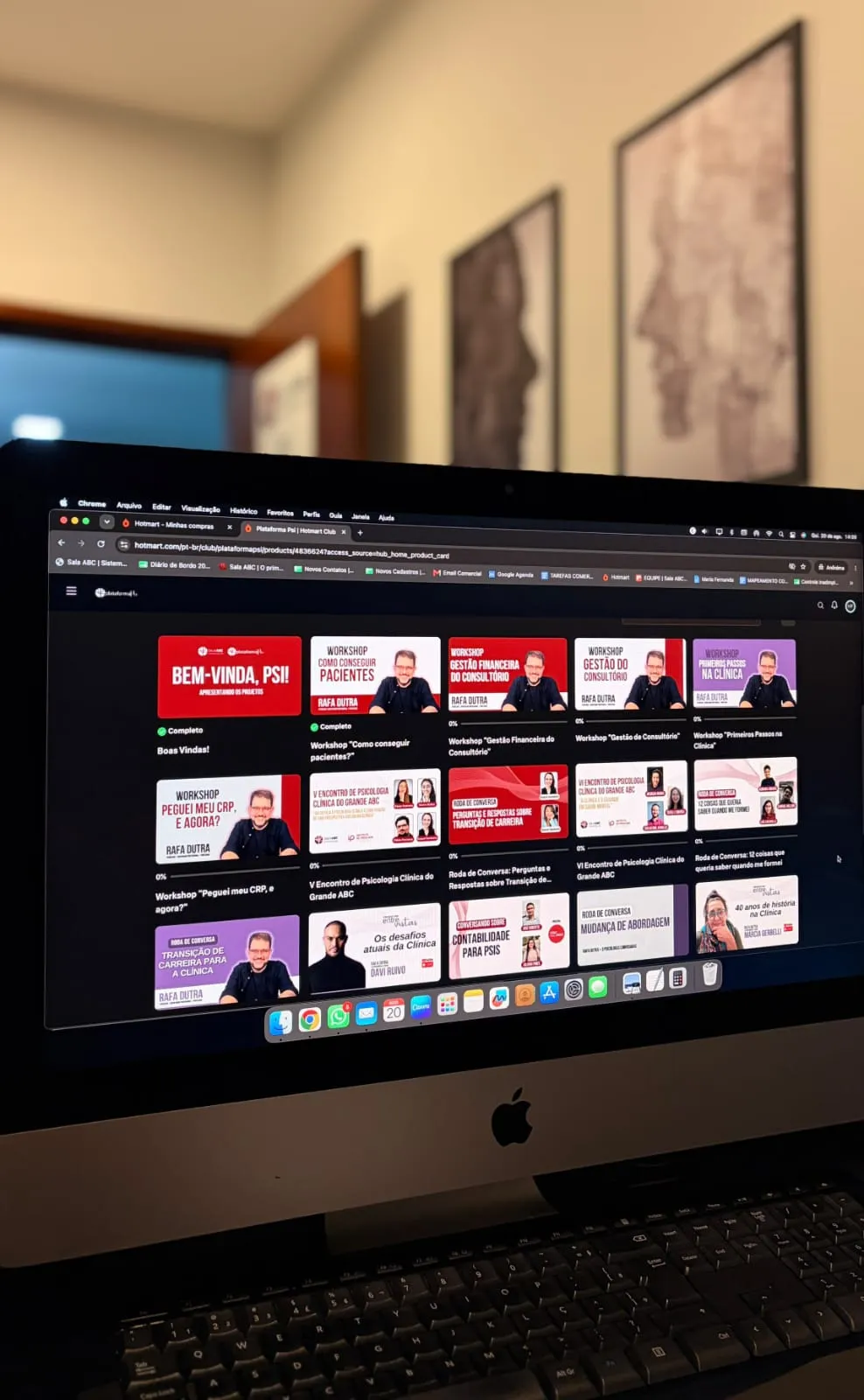 Cursos e oficinas da Plataforma Psi exibidos em uma tela de computador