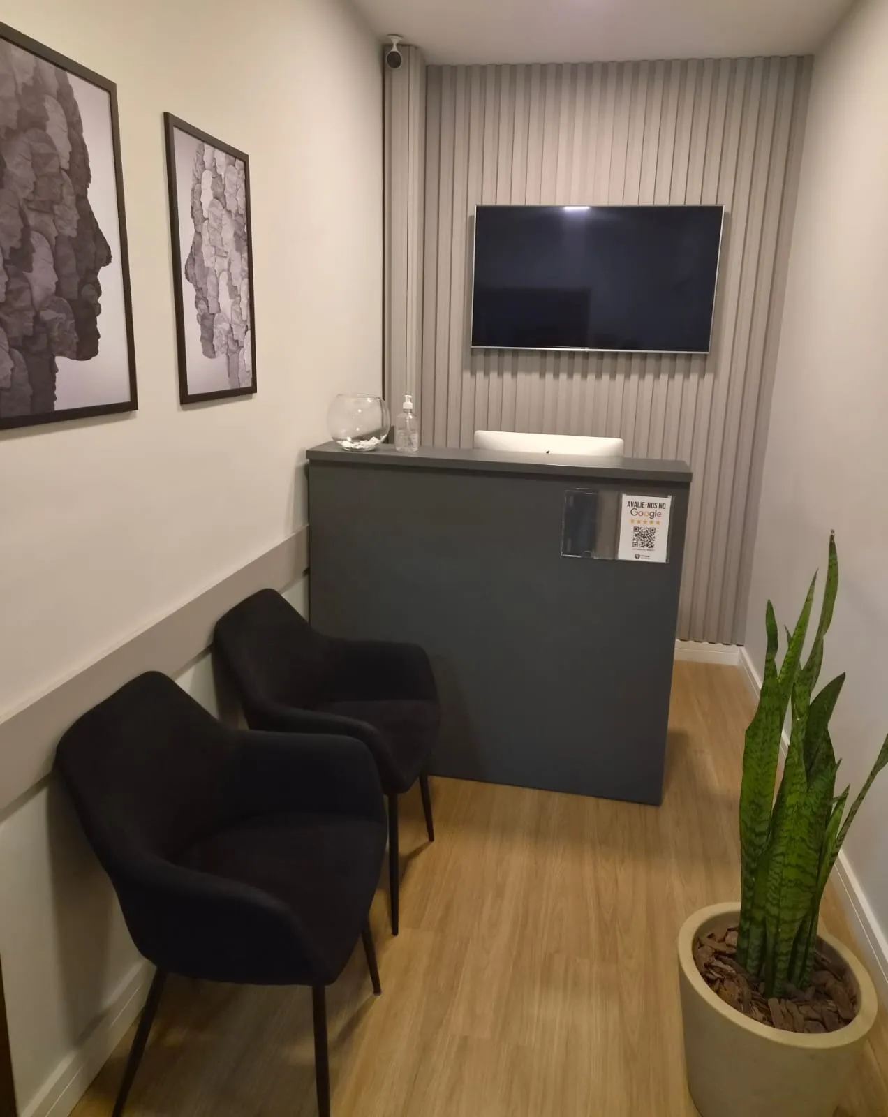 Recepção da Sala ABC com poltronas e balcão de atendimento