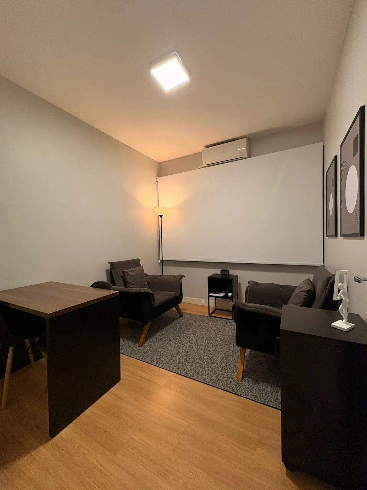 Consultório da Sala ABC com duas poltronas e mesa de atendimento