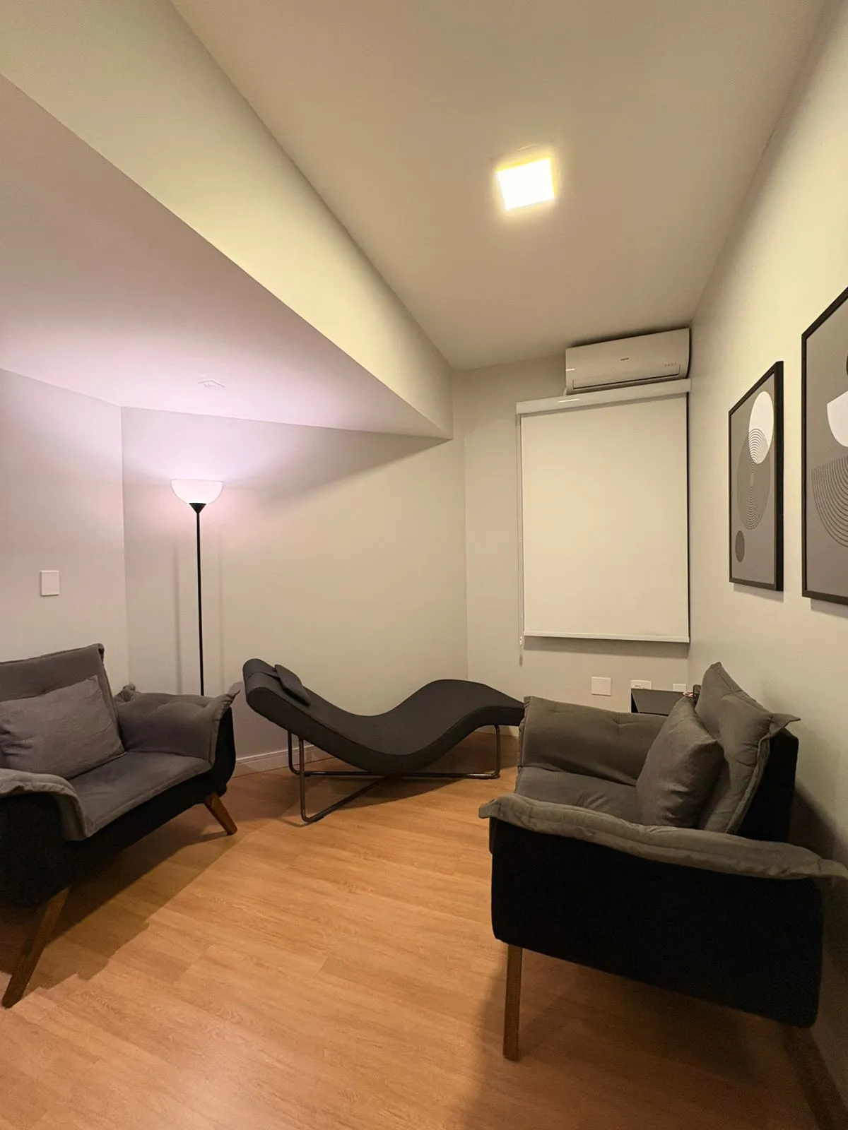 Consultório da Sala ABC com divã e poltronas