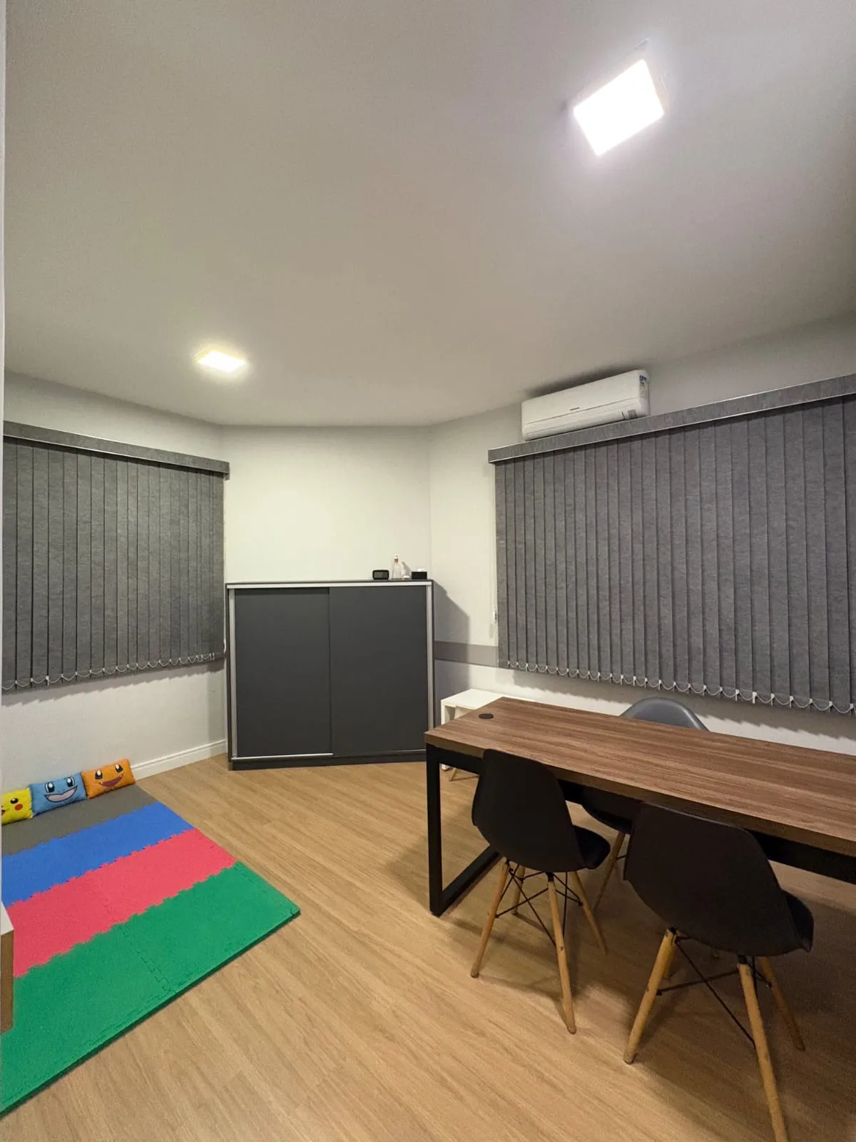Sala infantil da Sala ABC com tatame colorido, mesa e brinquedos